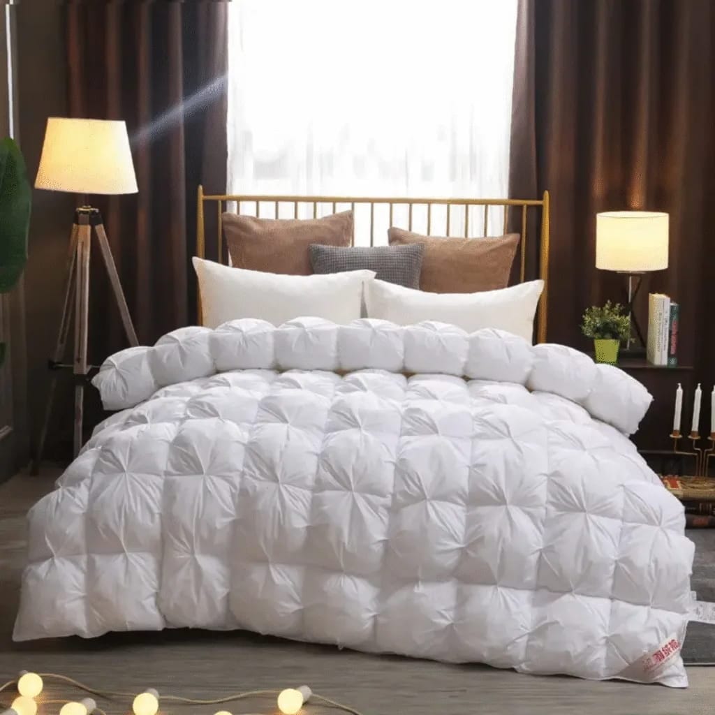 hotel-duvets-&-pillows-on-luxury-hotel-bed