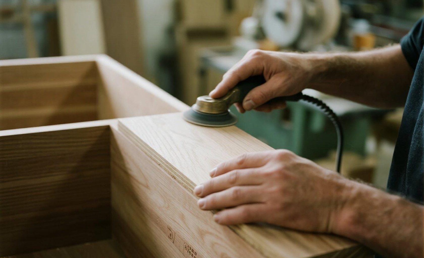 jimeng-2025-07-11-1484-画面内容： 工厂内家具制作场景：木工师傅操作机器 _ 打磨木材 _ 上漆 _ ...