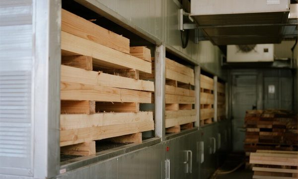 jimeng-2025-07-29-2598-木材烘干房（Kiln Drying Chamber）内部图 描述：一排排整齐堆...